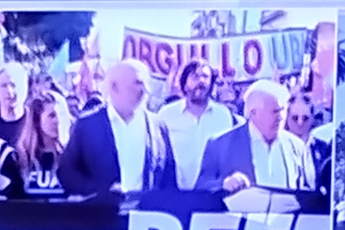 ClaraLatana's tweet photo. Todo empezó cuando @guadavazquez , le preguntó al vicerrector Emiliano Yacobitti, si la UBA puso plata para la campaña de Losteau. Mirá el quilombo que armaste Guada 😵‍💫 https://t.co/XqTiTKx81U