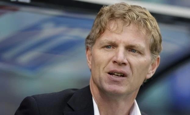 🚨 Na het vertrek van Slot lijkt Dirk Kuijt op pole position te staan om de nieuwe trainer van Feyenoord te worden! De oefenmeester behaalde dit seizoen promotie met Beerschot. #Feyenoord #DirkKuijt