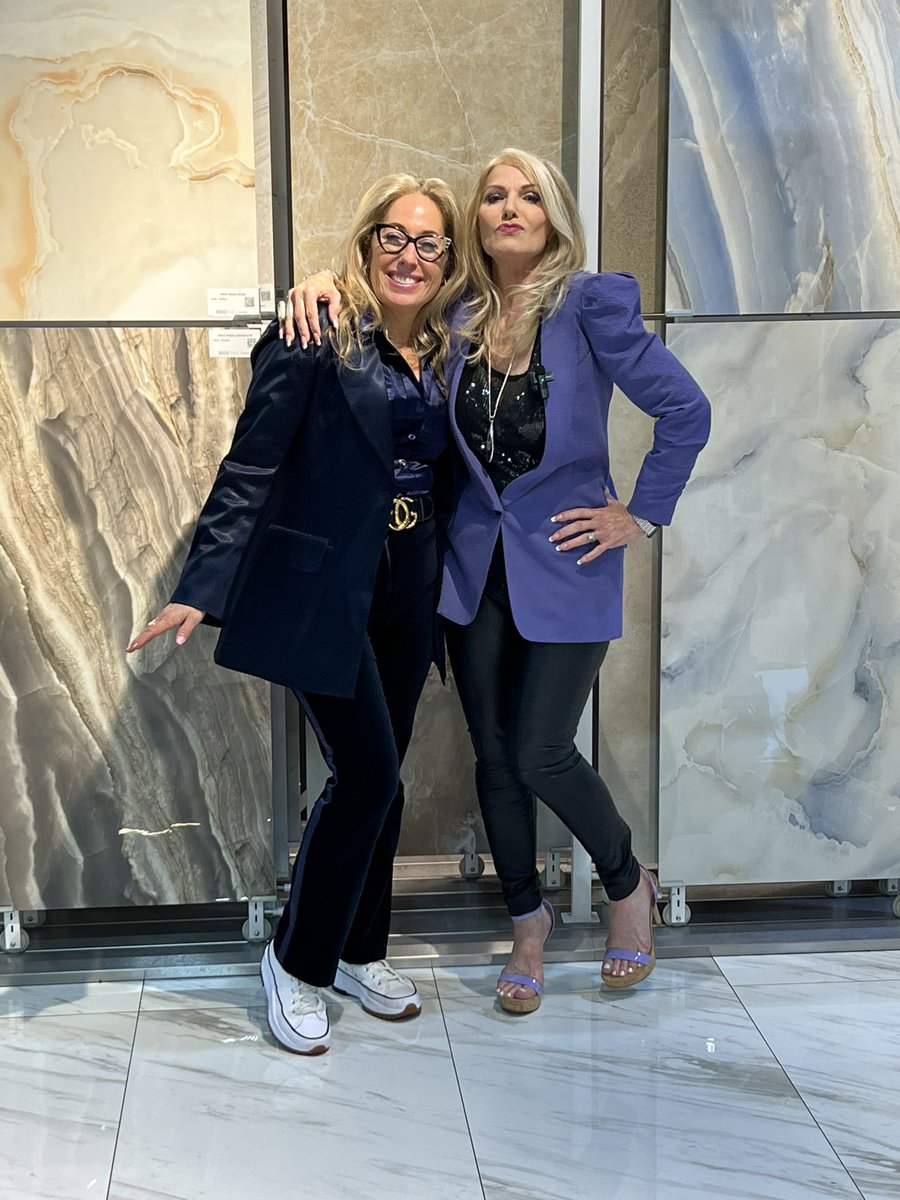 AllisonEdenArt's tweet photo. You never know who you might run into @Coverings Atlanta tile and stone show- The incredible Donna Moss at @DecovitaSeramik at booth 8637- showing off the most beautiful porcelain I have ever seen !!!
#porcelain #largeformat #tile #calacatta #bookmatched https://t.co/jcDDUckNhQ