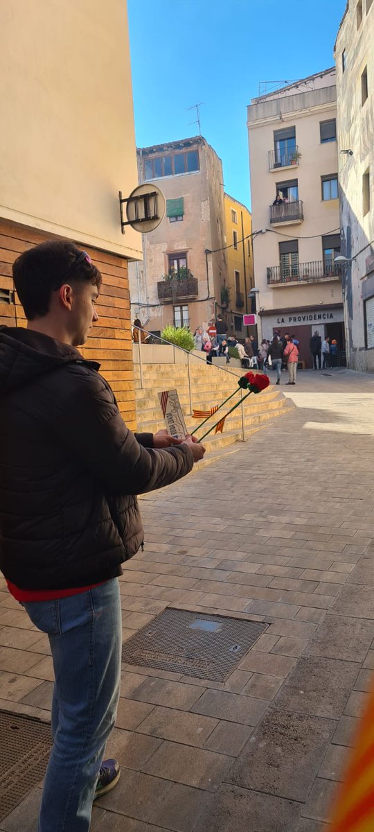 El nostre candidat per la demarcació de Tarragona,  <a href="/AlbertCaba86/">Albert Camps</a> , ha repartit roses i punts de llibre per les botigues de Valls i ha pogut conèixer de primera mà les demandes del comerç tradicional i els planys per la inseguretat que pateixen i que tant els perjudica.