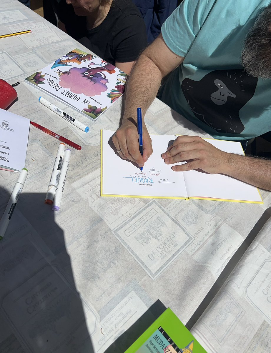 youngbilinguals's tweet photo. Books for kids. 📚 I just discovered those books today at the book market of #Zaragoza. It was inspiring to meet the writers and illustrators. https://t.co/iPIvkEI6Gz