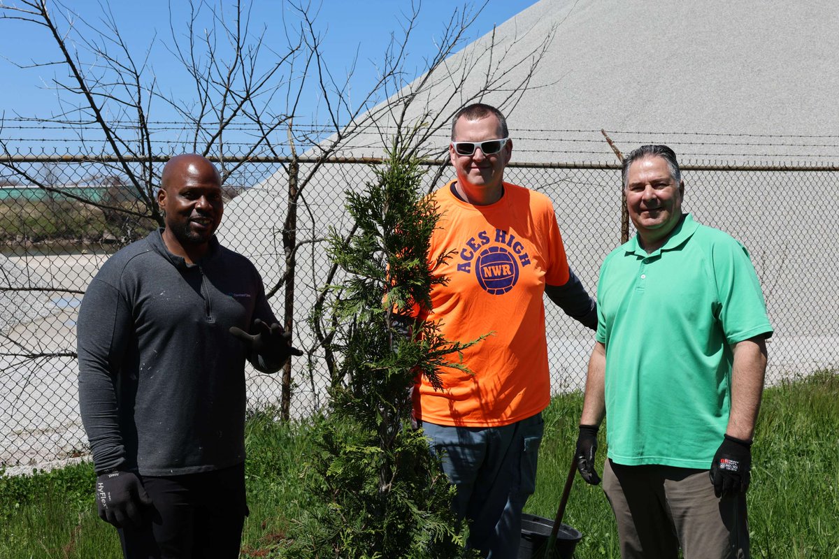 Yesterday volunteers with @OhioCityTweets & Forest City Ecological Services planted trees & cleaned up litter across the street from Lakeview Terrace. Planting native trees adds beauty to the area & enhances the environment in many ways including improving air quality.