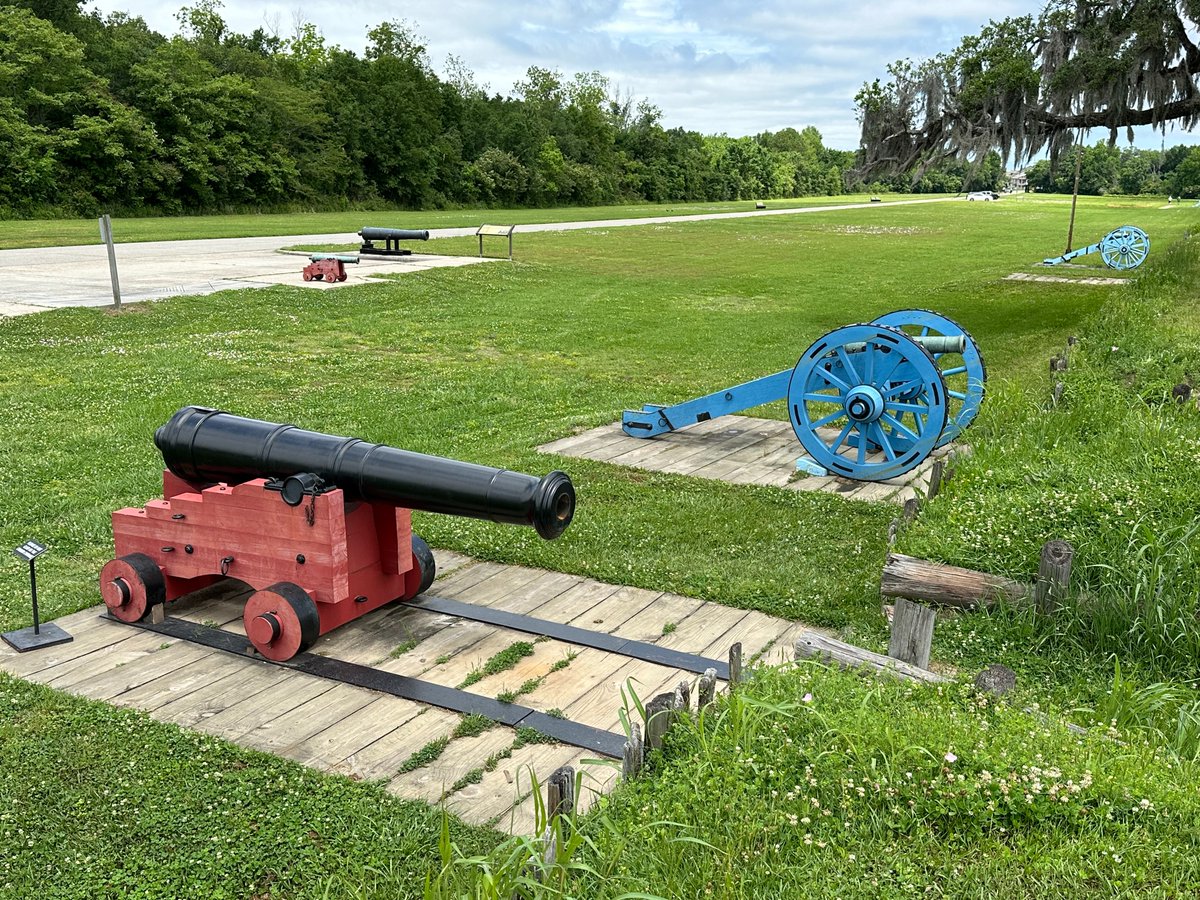 Reconstructed American defensive line at Chalmette Battlefield.
#Louisiana #History