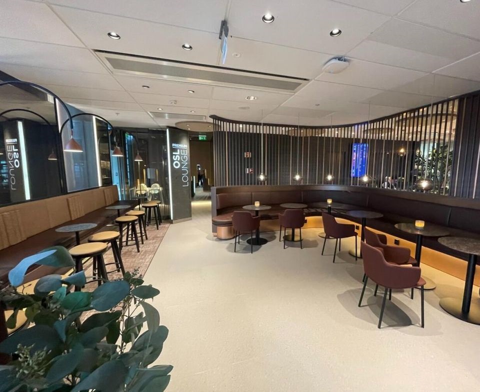 Oslo lufthavns egen lounge på utland er pusset opp, og hvem som helst er velkommen til å kjøpe tilgang. Loungen har fått et luftigere uttrykk, til tross for at antall sitteplasser også er doblet i den siste oppgraderingen. 📷 Avinor osloairports.com/2024/04/har-pu…