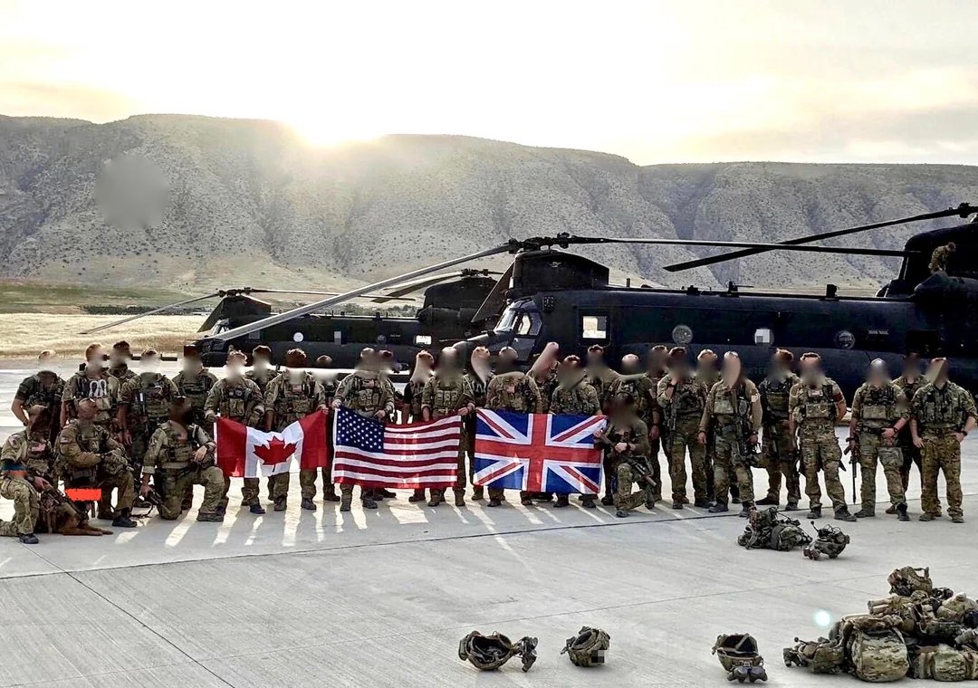 Delta Force, 22 SAS, JTF 2 together with 160th SOAR during deployment. / Delta Force, 22 SAS, JTF 2, dağıtım sırasında 160. SOAR ile birlikte.