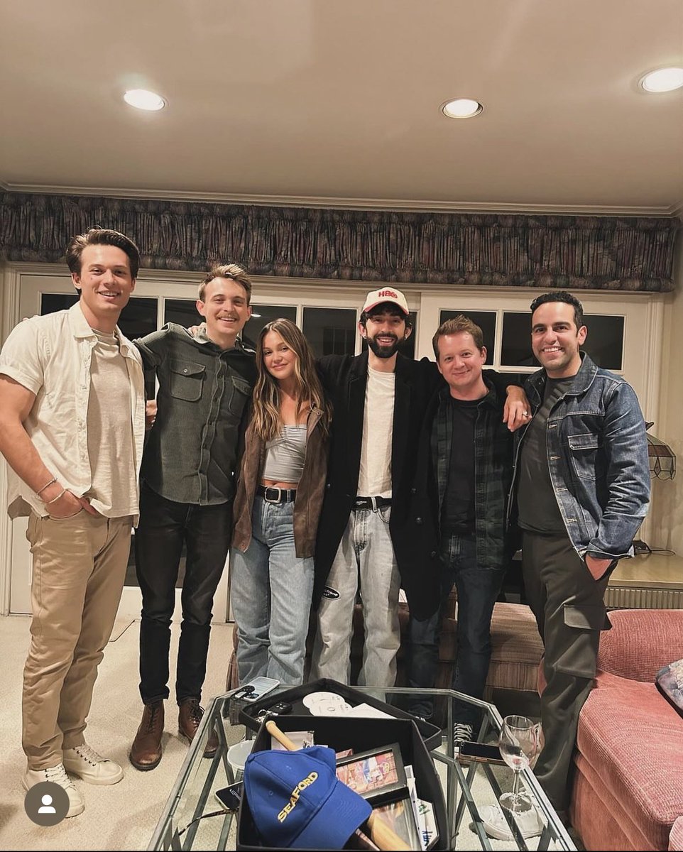 cloudybakugou's tweet image. MY FAMILY GOT BACK TOGETHER IM SOBBING. #kickinit