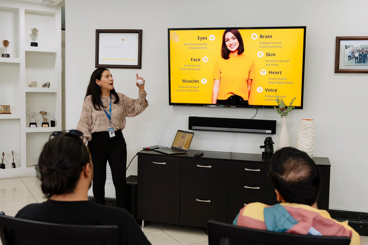 GeeksEC's tweet image. Nuestra capacitación de neuromarketing fue un viaje fascinante, exploramos cómo las emociones y los impulsos subconscientes influyen en las decisiones de compra. ¡Gracias a Tatiana Quintanilla por un evento increíblemente enriquecedor!
#Neuromarketing #Geeksec