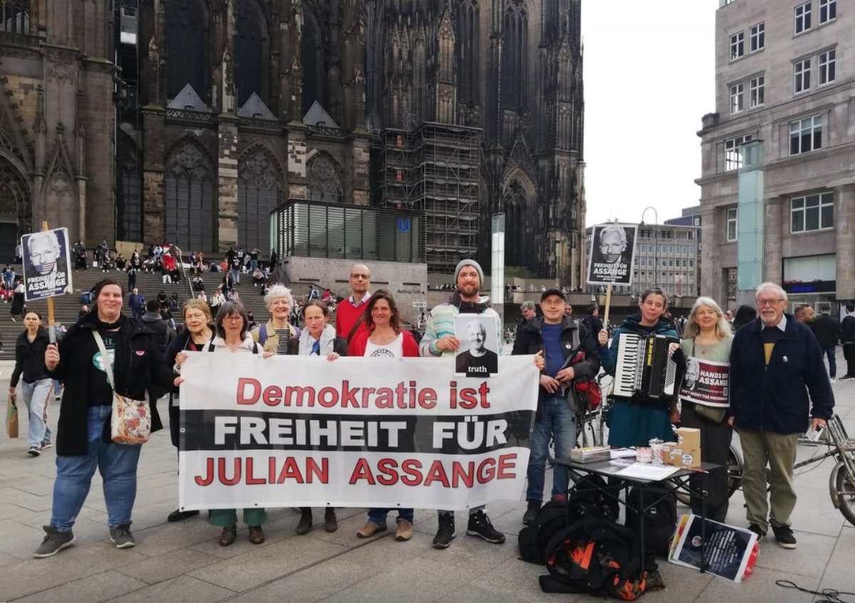 ⏳Mahnwache via @FreeKoln⏳ Mahnwache für Julian #Assange in #Köln Wo? Bahnhofsvorplatz Wann? Freitag, 27.04. 16 - 18 Uhr freeassange.eu/#veranstaltung… #FreeAssange