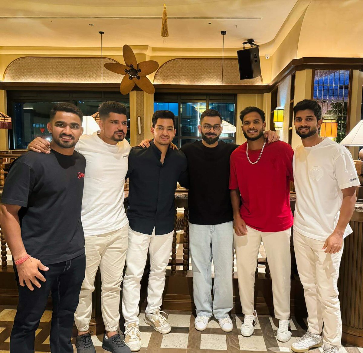 Virat Kohli, @mahipallomror36, @sharmakarn03, Vyshak Vijay Kumar & @suyash_043 at One8Commune, Hyderabad! 🤗

@imVkohli • #IPL2024 • #ViratGang