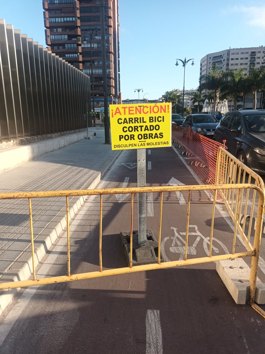 Cuando se cierran calles, siempre se busca una alternativa para los coches. Cuando se cortan carriles bici...da igual. Otra muestra más de la sensibilidad de @malaga por la movilidad sostenible