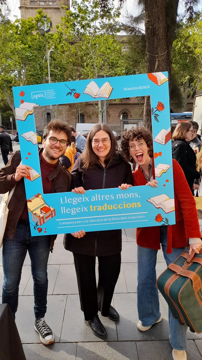 GemmaBrunat's tweet photo. Passar un Sant Jordi amb gent maca no té preu <3 Gràcies a tots els que us heu aturat a la parada de l'@apticassociacio i us heu interessat per la feina dels traductors! :-) #somAPTIC @marc__miranda @iris__baeza https://t.co/keoRGfmEIB