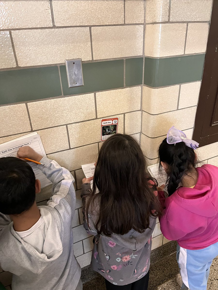 Mermaid2Teach's tweet photo. Using our Playful Practicum from PCM to learn about Earth Day on our first day back from April Break #ScavengerHunt #EarthDay #SecondGradeLife #WatchUSsoar @HudsonHearsGr2 @PSDRI_Schools @Loveleaders21 https://t.co/GtskgRAiKg