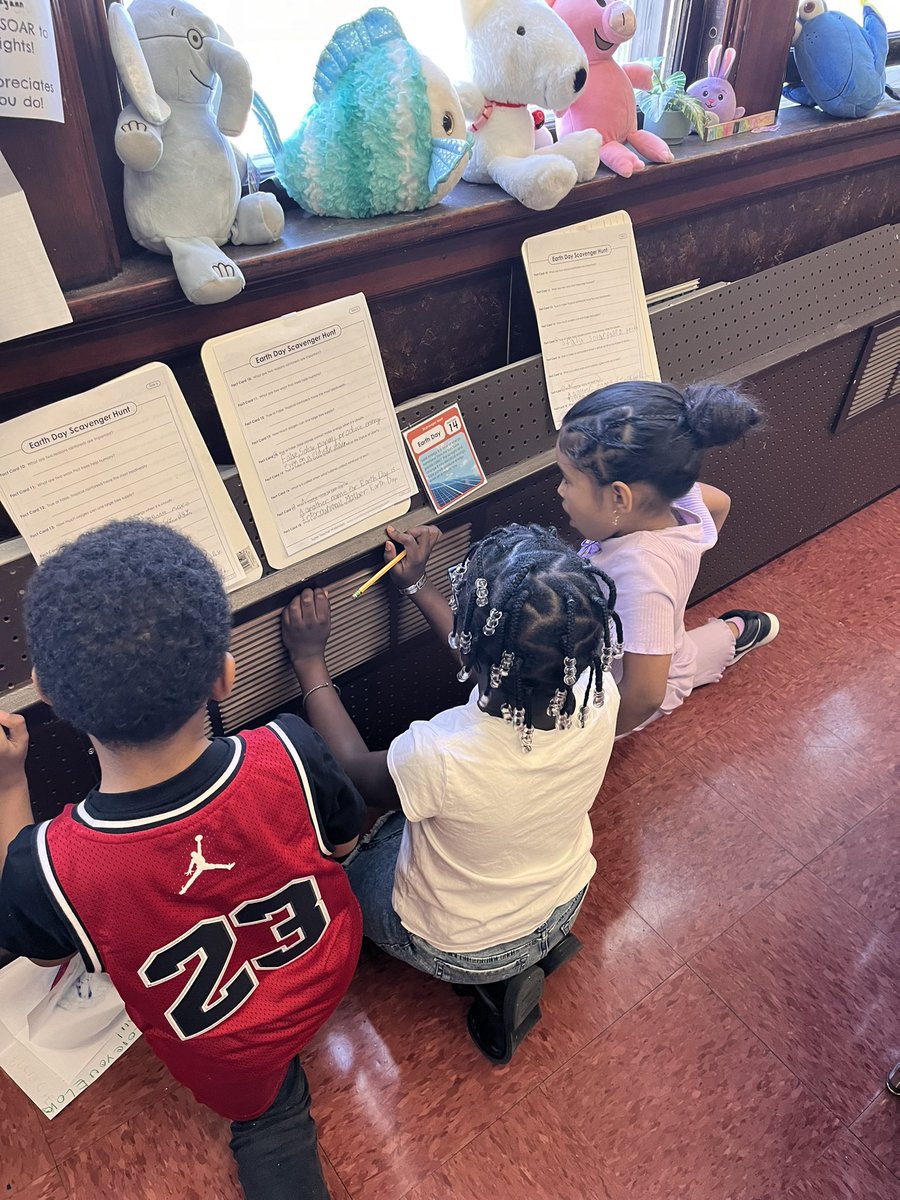 Mermaid2Teach's tweet photo. Using our Playful Practicum from PCM to learn about Earth Day on our first day back from April Break #ScavengerHunt #EarthDay #SecondGradeLife #WatchUSsoar @HudsonHearsGr2 @PSDRI_Schools @Loveleaders21 https://t.co/GtskgRAiKg