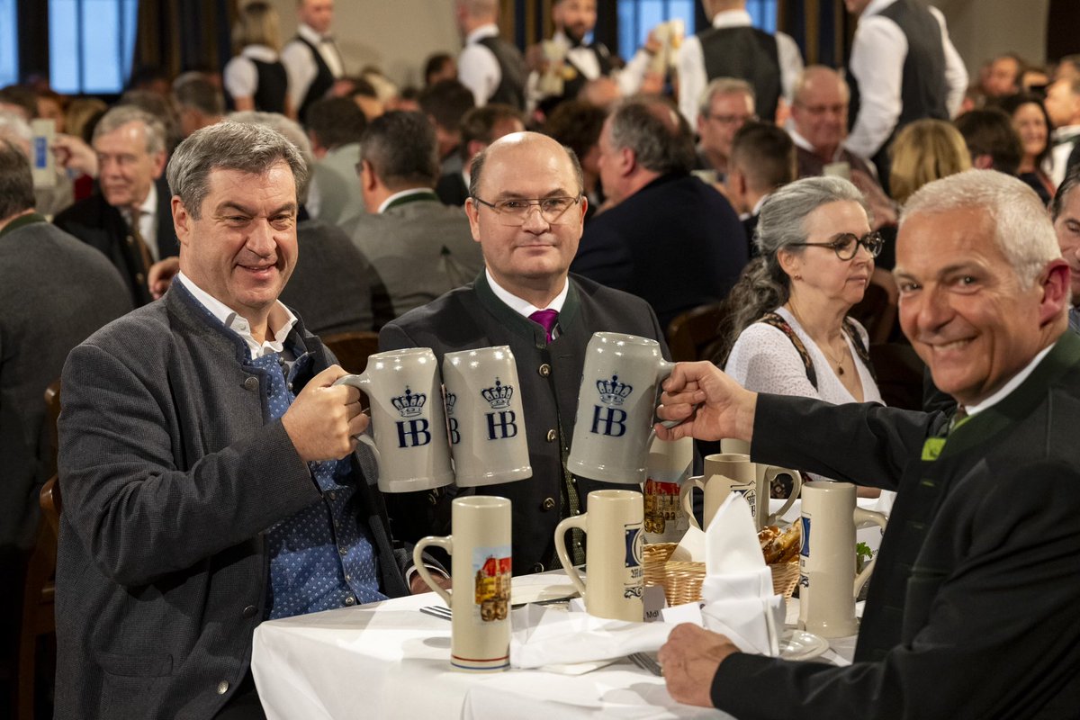 Starkes Bier und starke Reden: Der #Maibockanstich im #Hofbräuhaus gehört zu den Höhepunkten des Jahres. Ursprünglich, münchnerisch, hintersinnig und manchmal auch derb - das #Derblecken ist in Bayern einfach zünftige Unterhaltung. Mein Freund @AFueracker hat gleich doppelt