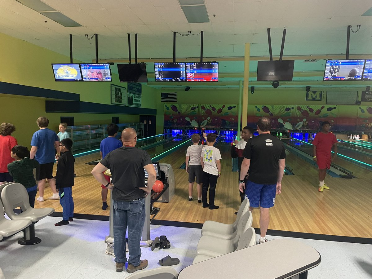 NatcherElem's tweet photo. Natcher’s @BoysToMen_KY  leadership group. @WarrenCoSchools #teambuilding #positiveschoolculture #relationshipbuilding https://t.co/F3LWLhyjnL
