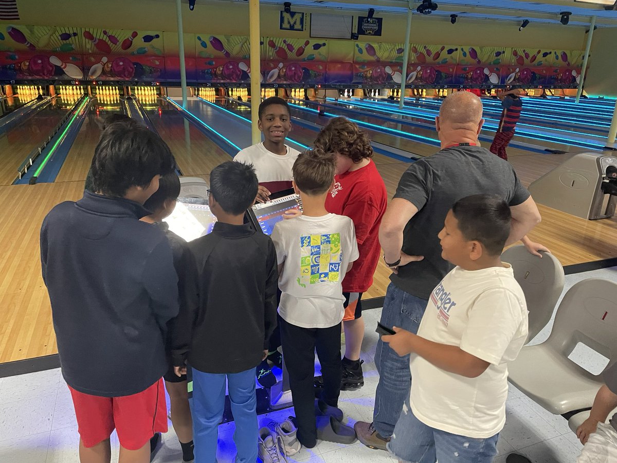 NatcherElem's tweet photo. Natcher’s @BoysToMen_KY  leadership group. @WarrenCoSchools #teambuilding #positiveschoolculture #relationshipbuilding https://t.co/F3LWLhyjnL