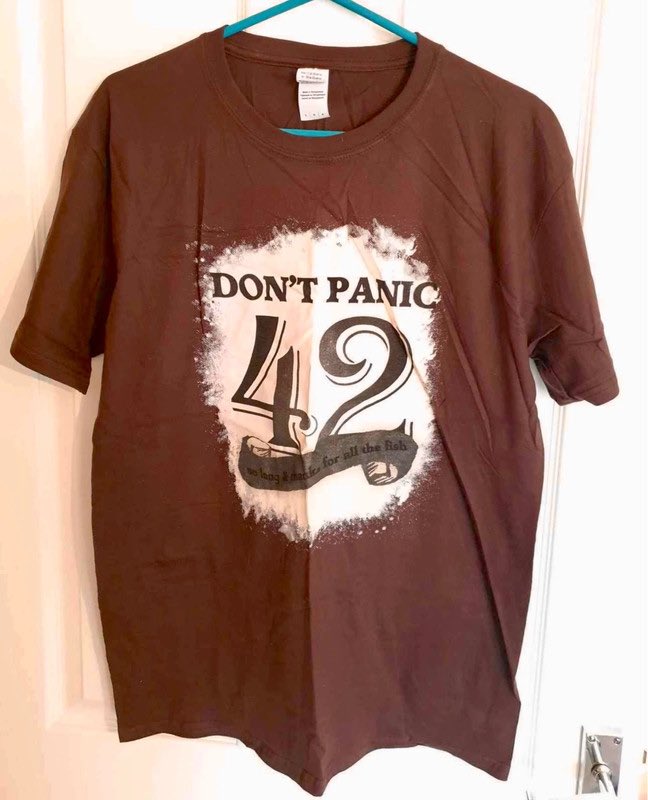 Get the ‘Don’t Panic’ Print t-shirts I’m selling on @VintedUK. Size L for ££6.00! IYKYK #HHGTTG #DontPanic #Vinted vinted.fr/items/44082739…