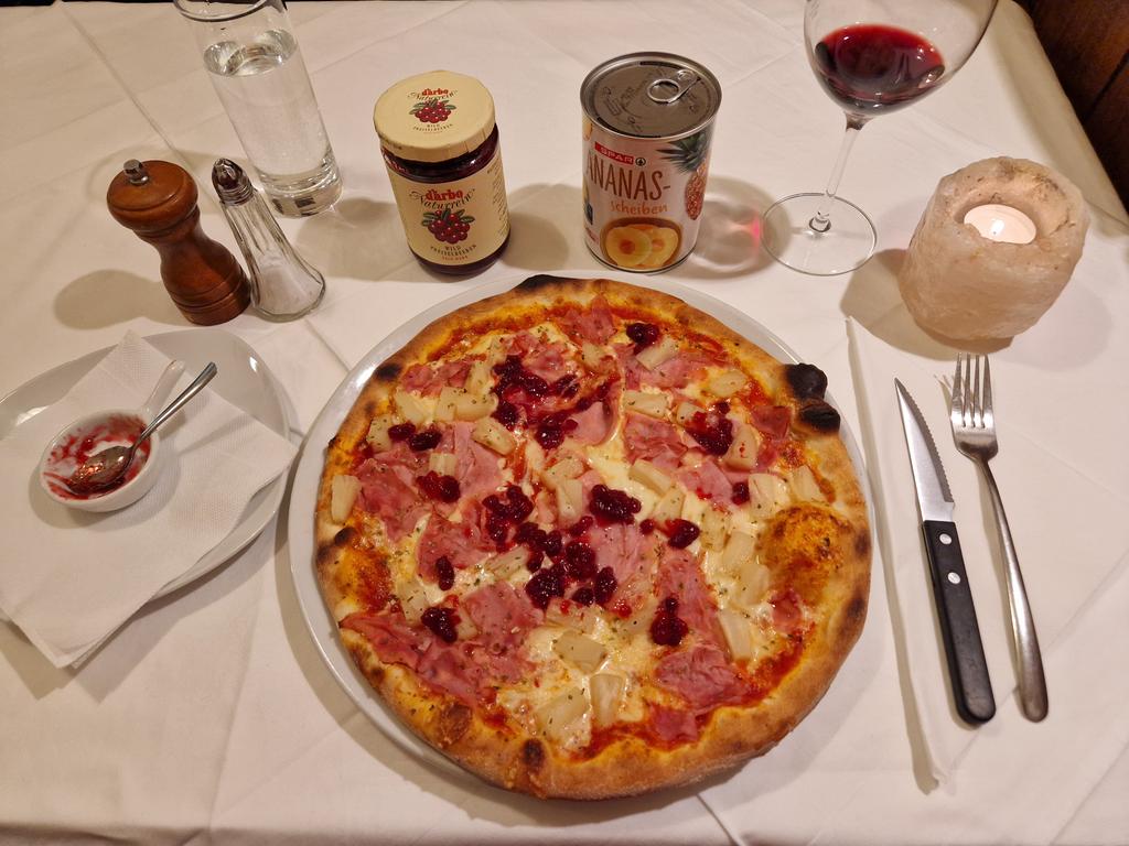 Traf heute @CarloMasala1. Erzählte ihm, dass in einer Wiener Pizzeria eine Pizza nach ihm benannt ist. 'Pizza Masala', von Stammgästen 'Pizza Carlo' genannt. Eine mit extra viel Ananas sowie Preiselbeeren verfeinerte Pizza Hawaii. Aber es schien ihn nicht recht zu freuen.