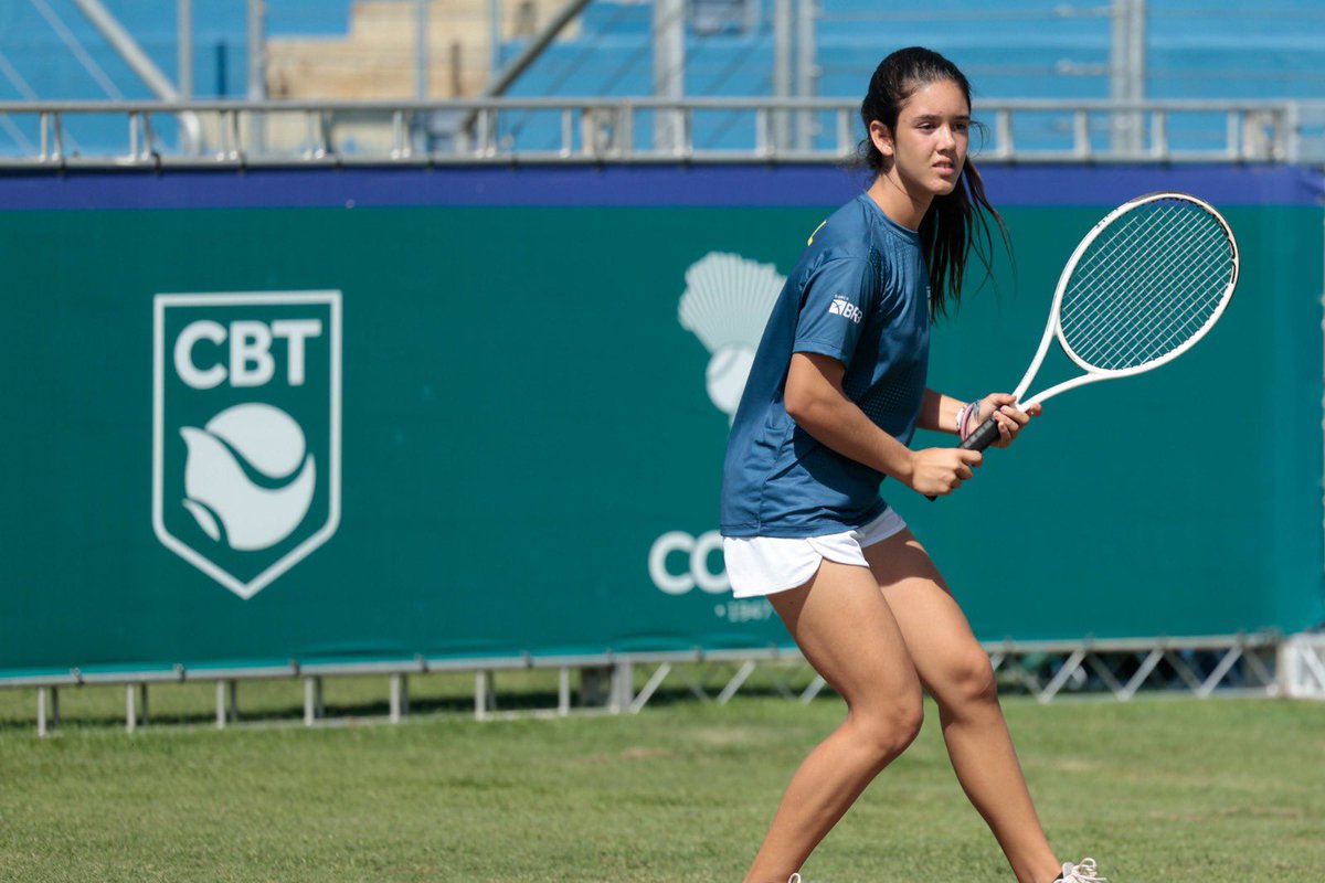 A catarinense Maria Eduarda dos Santos e a paulista Nathalia Tourinho garantiram a segunda vitória na fase de grupos da Copa COSAT 14 anos e estão a um passo da classificação para as quartas de final do torneio, disputado na grama da HWT Sports Academy, em Bragança Paulista (SP).