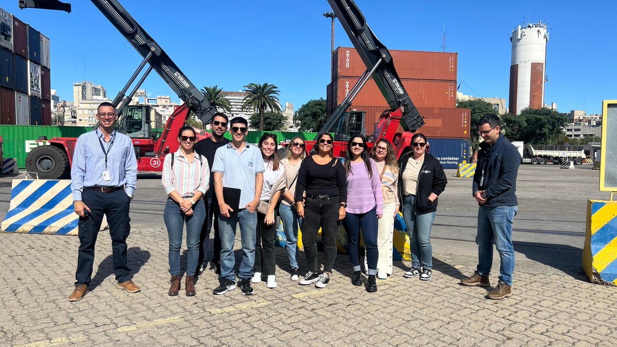 Estudiantes de la Tecnicatura en Comercio y Transporte Internacional realizaron una visita didáctica al Puerto de Montevideo . Este tipo de instancias enriquecen y complementan los conocimientos teóricos adquiridos. Agradecemos a @ktntcp @Montecon y @Rilcomar por recibirnos.