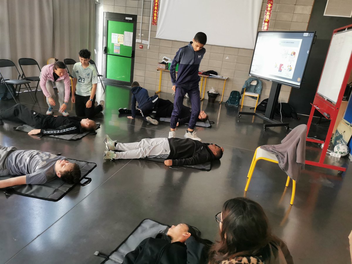 Aujourd'hui s'achève la première formation secourisme au collège Vernier. 
Merci à Mme Coglievina, professeure Eps pour cette formation riche et indispensable.
Quand nos élèves deviennent aussi des citoyens responsables
<a href="/MAIF/">MAIF</a> <a href="/AlpesMaritimes/">alpesmaritimes</a>