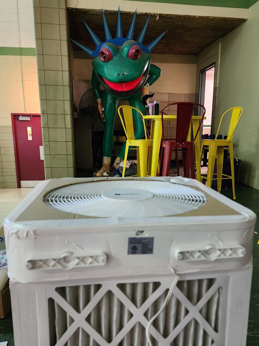 This is the fifth election that I've set up a #DIYAirPurifier at my polling place. I've failed to get a good picture every time... until today. #PAPrimary #CorsiRosenthalBox #CorsiCube #COVIDIsntOver #CleanTheAir @JimRosenthal4 @CorsIAQ @CleanAirCrewOrg cleanaircrew.org/box-fan-filter…