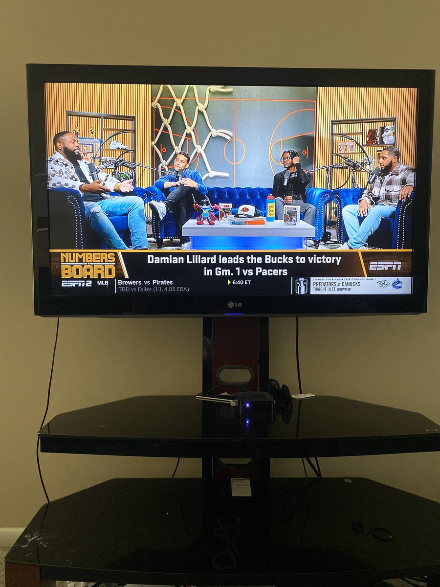 e_yhs's tweet photo. 4 homies making it big delivering elite content and staying true to themselves is the dream fr. Super inspiring man, keep killing shit fellas! @Dmills___ @PeeWeeDaPlug @KOT4Q @Mikebeenhere @notbpod #NumbersOnESPN https://t.co/JBdM9BU7sI