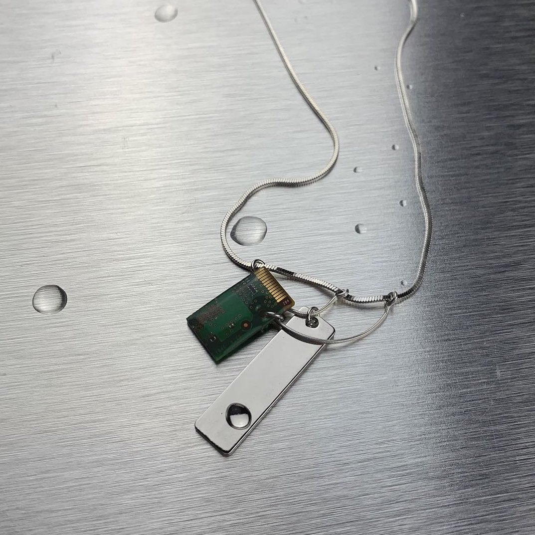 liso_exe's tweet photo. Vu que ça prend un peu d’ampleur je me permet de vous présenter mon travail en attendant la suite, je suis créatrice de bijoux et je recycle du matériel informatique usagé 👉👈 https://t.co/7bPhhHMkod