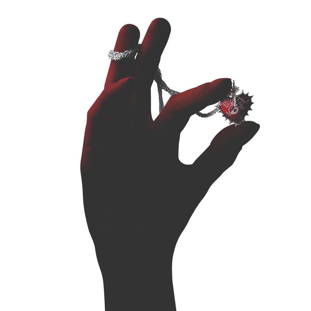 liso_exe's tweet photo. Vu que ça prend un peu d’ampleur je me permet de vous présenter mon travail en attendant la suite, je suis créatrice de bijoux et je recycle du matériel informatique usagé 👉👈 https://t.co/7bPhhHMkod