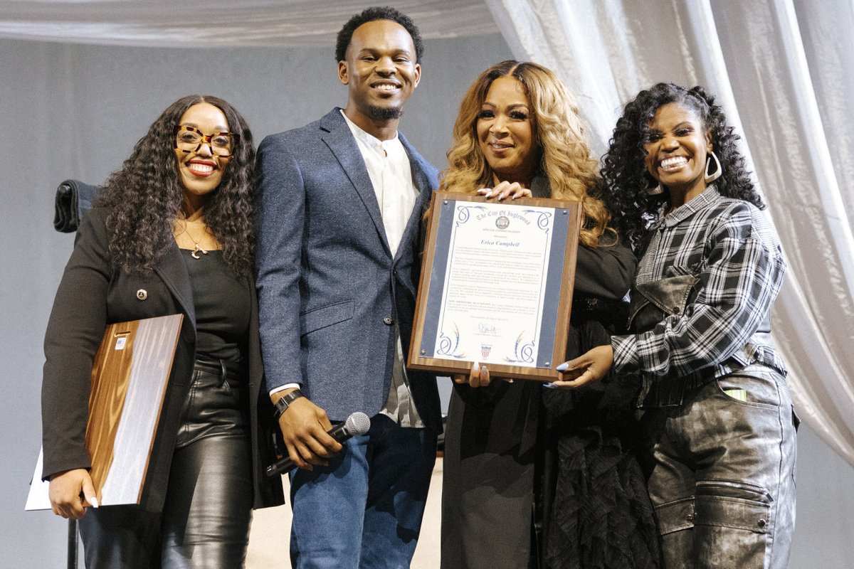 This weekend at #OneHallelujah Malcom Patton from the @CityofInglewood and the Just Kingdom Collective Founders Jasmine Edwards & Keeyah Johnson presented Inglewood Native @ImEricaCampbell with a Special Commendation Proclamation for her exceptional achievements 📜🏅