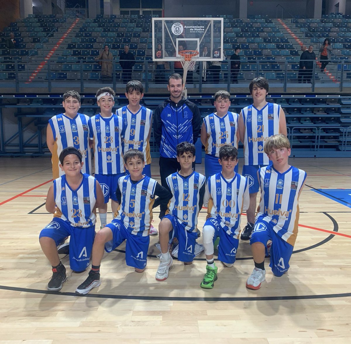 HuelvaComercioL's tweet photo. 🏀 CANTERA. El Infantil de 2° año (2010) que entrena Paco García ha sumado otra victoria tras ganar su partido frente al SMD Cartaya. Mientras, el Infantil federado de primer año (2011) que entrena por Antonio Quintero no pudo imponerse en su encuentro jugado contra el CB Lepe https://t.co/zGuHyArwW3