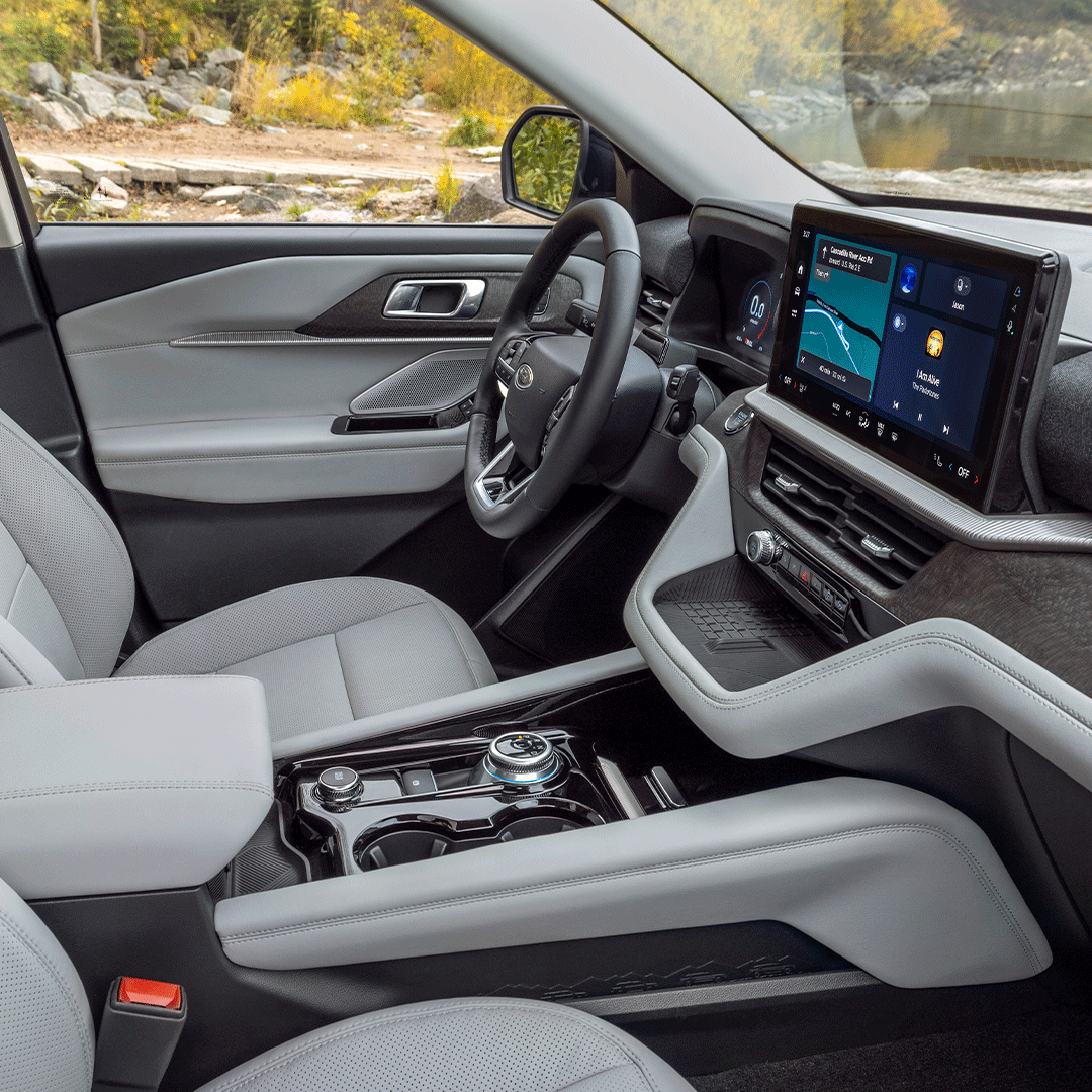 AutosLatinos's tweet photo. El #FordExplorer 2025 será el primer modelo de Ford en tener Ford Digital Experience. Tiene características como un grupo actualizado y una pantalla en el tablero, así como aplicaciones y servicios de Google integrados como Google Assistant, Google Maps y más en Google Play. https://t.co/hRaVAOH5dJ