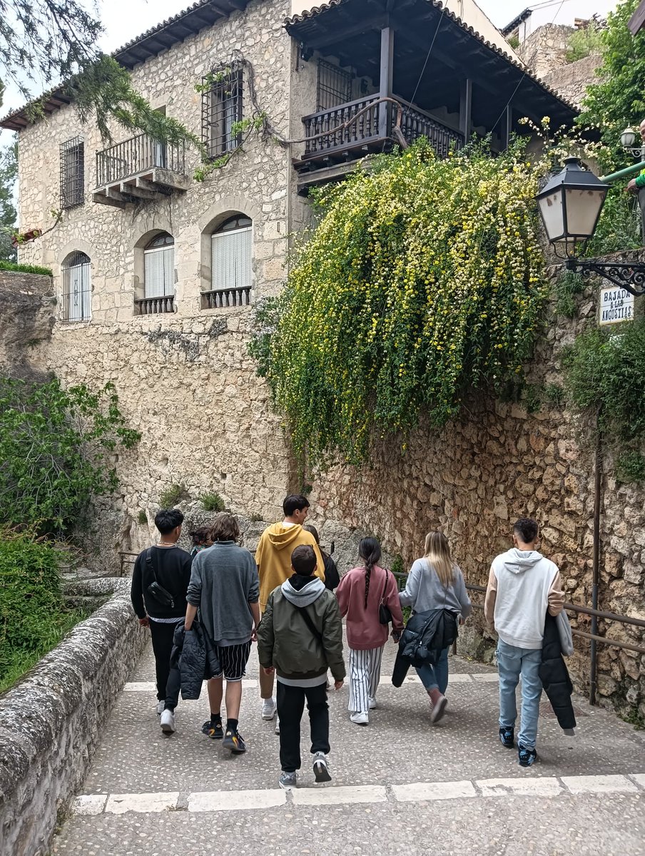 iesamoreno's tweet photo. @AlumnxsAM de Diver II disfrutando de un paseo por Cuenca con nuestros amigos del IES Pedro Mercedes gracias al programa de Agrupaciones Escolares  @educaciongob https://t.co/DwW9MB5yWP