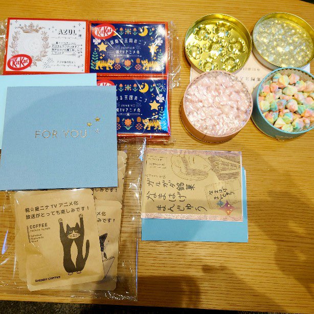 お手紙も差し入れも届いてます✨ノア王の歌には笑ってしまった😂
アニメ化おめでとうのお菓子と寄せ書きはアズファンの有志から😳仲良しなんですねー✨嬉しい🥰アズはまだしばらく出番ないのが申し訳なく🥺待たせてごめんね…🥺
カラフルお菓子はニナ誕🥰ニナも祝って貰えるの嬉しいなぁ🥰