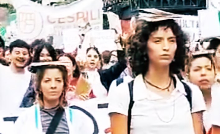 Students with books on their heads to protest president Milei’s anti-education, rocketing-poverty and pro-billionaire government. Capture from @Lavacatuitera video. In Córdoba, Argentina’s second-largest city, whose state-run university, founded in 1613, Milei wants to shut down.