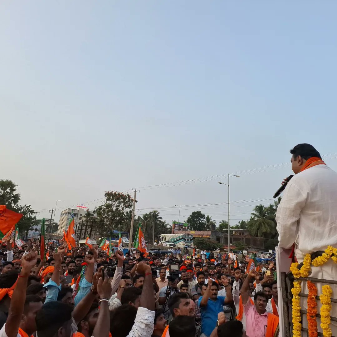 ಉಡುಪಿ ಚಿಕ್ಕಮಗಳೂರು ಲೋಕಸಭಾ ಕ್ಷೇತ್ರದ ಅಭ್ಯರ್ಥಿ ಶ್ರೀ ಕೋಟಾ ಶ್ರೀನಿವಾಸ ಪೂಜಾರಿ ಯವರ ಪರ ಚುನಾವಣಾ ಪ್ರಚಾರಕ್ಕಾಗಿ ಆಗಮಿಸಿದ ತಮಿಳುನಾಡು ಬಿಜೆಪಿಯ ರಾಜ್ಯಾಧ್ಯಕ್ಷರಾದ ಶ್ರೀ ಅಣ್ಣಾಮಲೈ ಮತ್ತು ಸಹಸ್ರಾರು ಕಾರ್ಯಕರ್ತರೊಂದಿಗೆ ಬೃಹತ್ ಬೈಕ್ ರ್ಯಾಲಿ ಯಲ್ಲಿ ಭಾಗವಹಿಸಿ ಬಿಜೆಪಿಯನ್ನು ಬಹುಮತದೊಂದಿಗೆ ಗೆಲ್ಲಿಸಲು ಮನವಿ ಮಾಡಲಾಯಿತು...