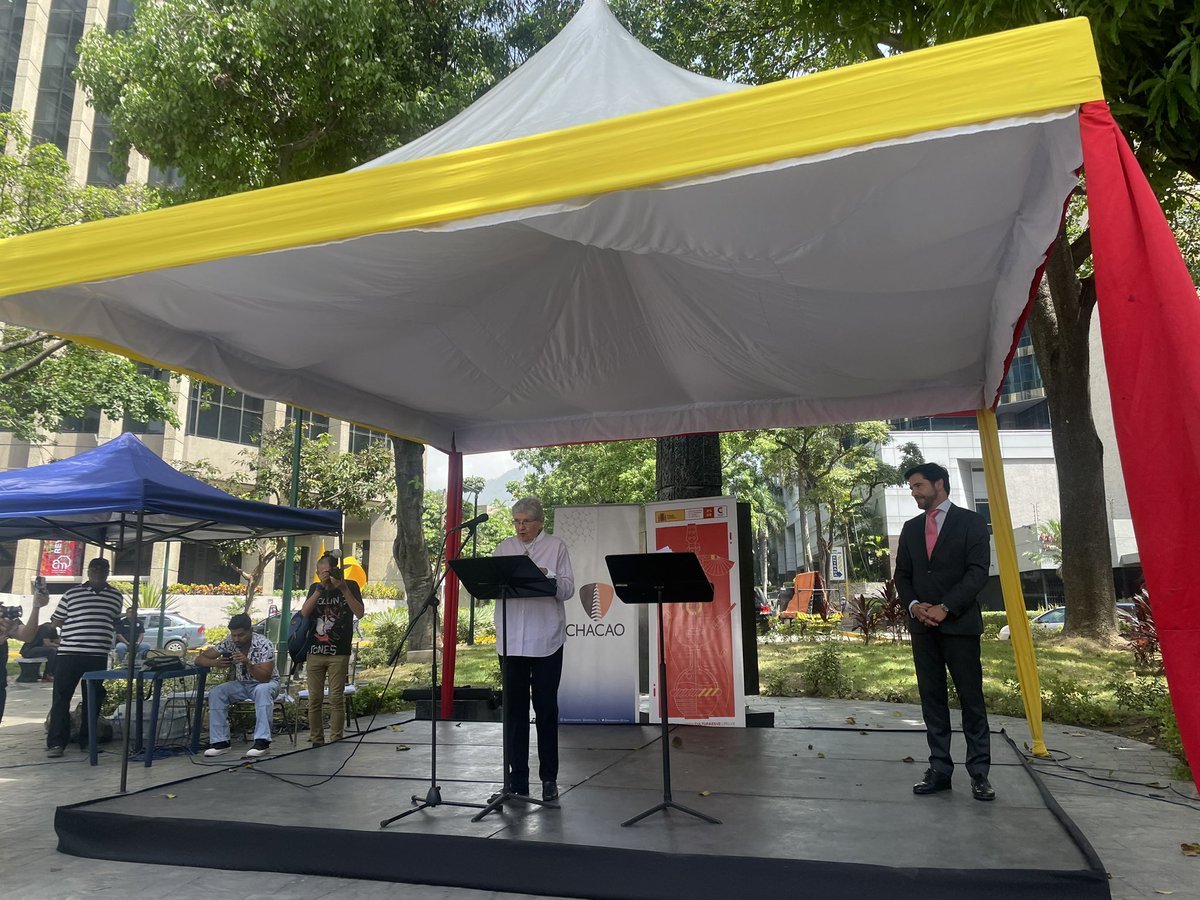 Por el placer de la lectura … Con una lectura de fábulas y leyendas españolas y venezolanas se celebramos el #DíaDelLibro y #DíaDelIdiomaEspañol, desde la plaza Isabel la católica, la Castellana.