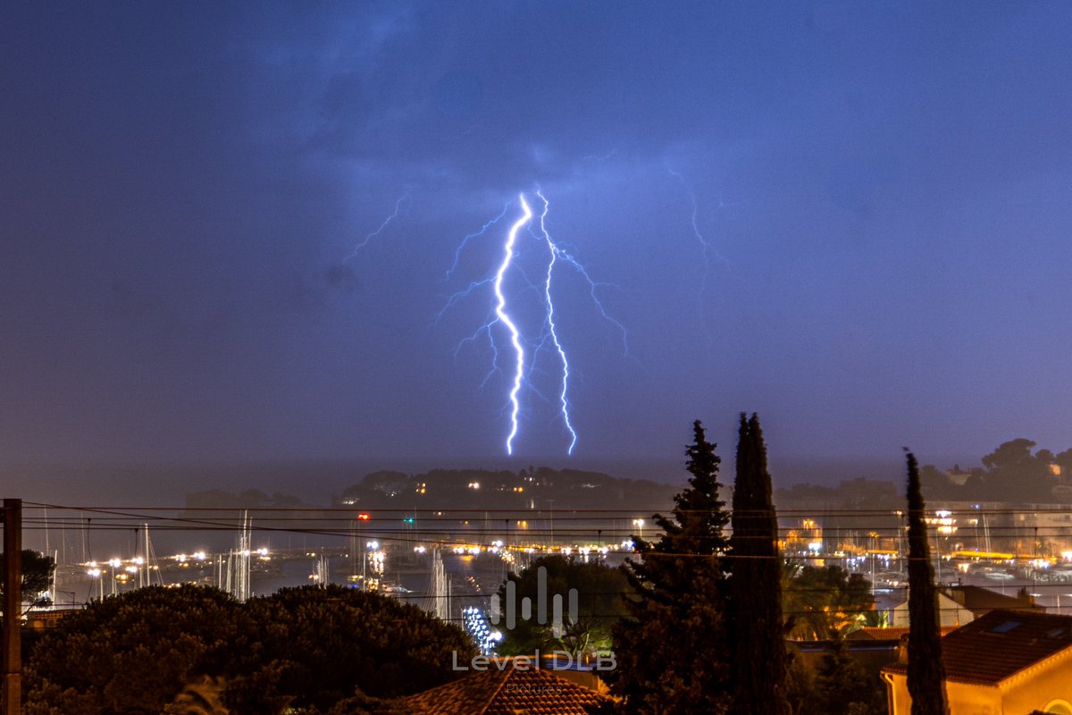 Aujourd’hui passion orage!
#orage #thunder #weather #lighting #pilotview #aviation #sony #photograghy