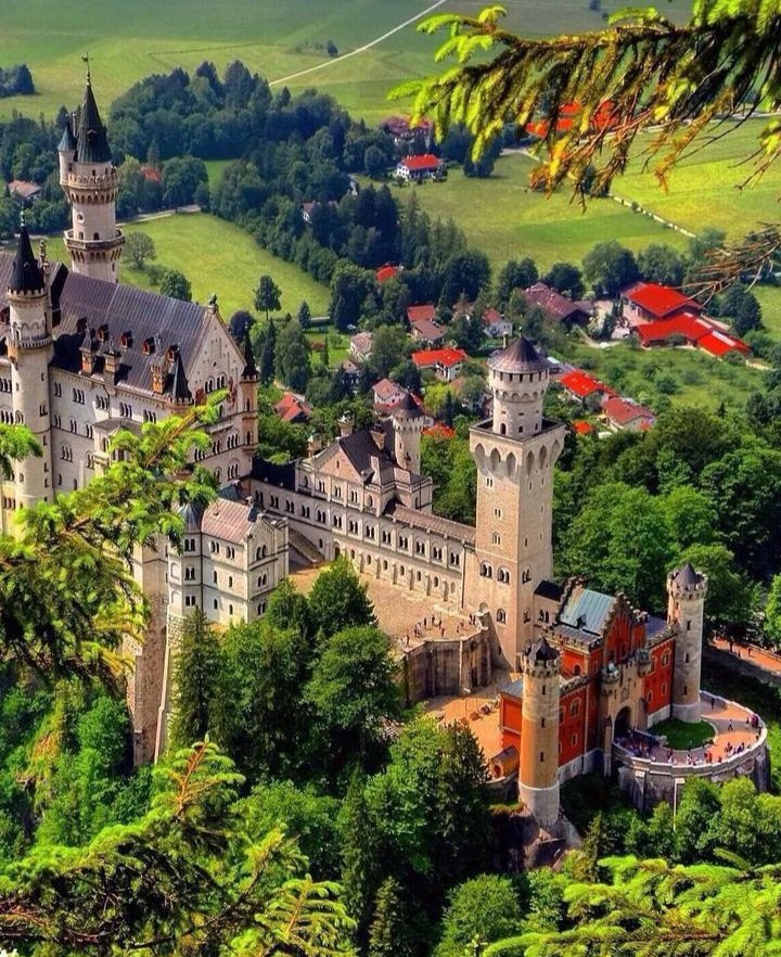 Neuschwanstein Castle , Germany 🇩🇪 💛❤️