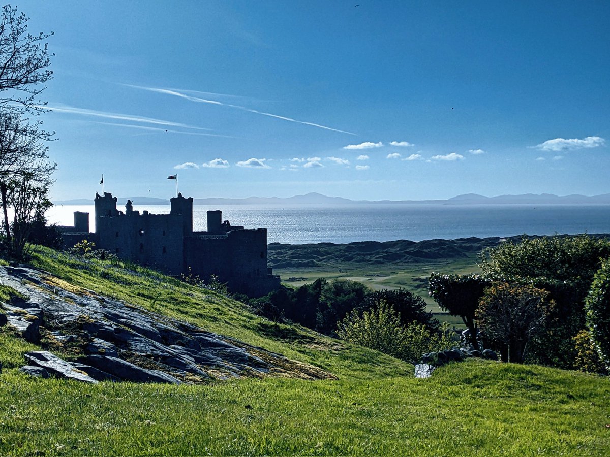 Pre-dinner drinks and chat with our next door neighbours. It's been a gorgeous day in Harlech.