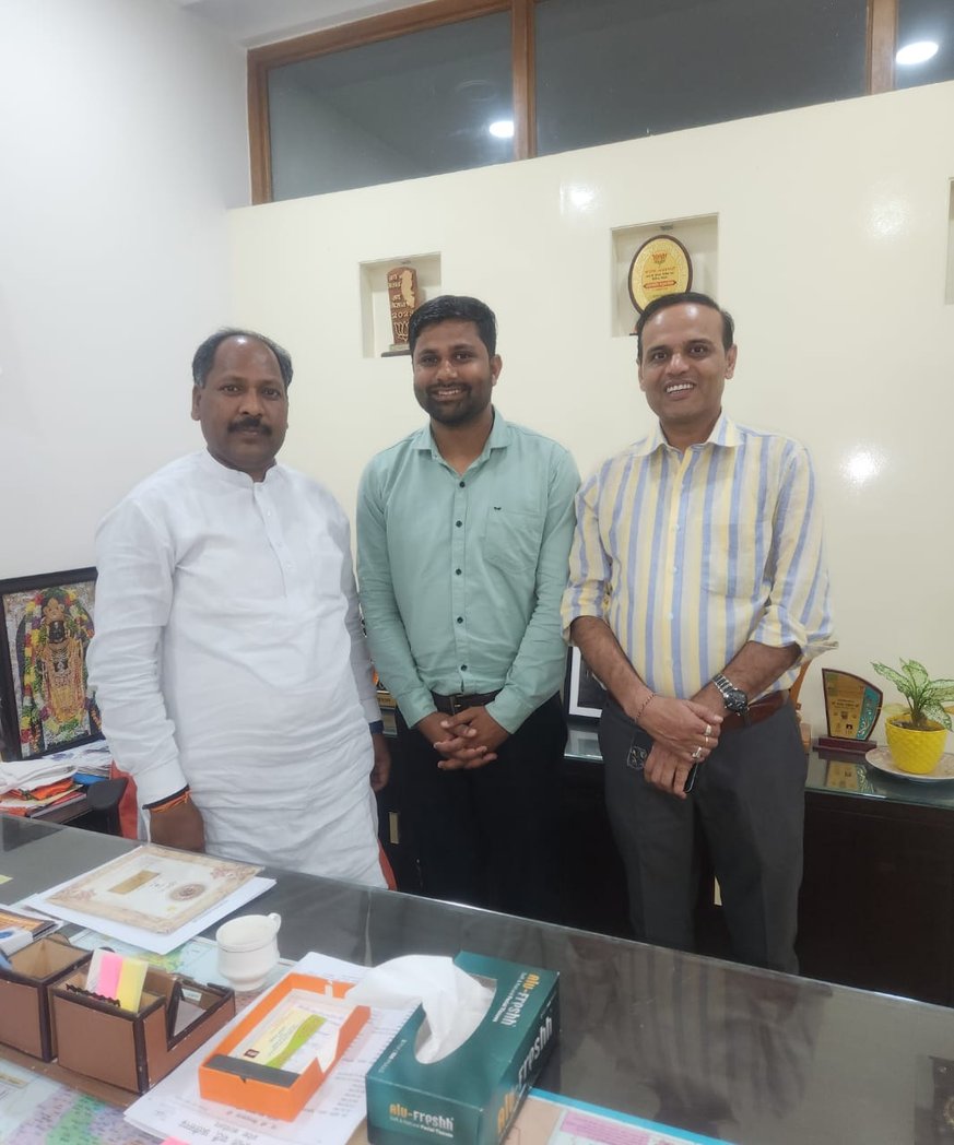 बिलासपुर लोकसभा के निर्वाचन संबंधी कार्य से आज भारतीय जनता पार्टी छत्तीसगढ़ के कार्यालय जाना हुआ। जहा प्रांत संगठन मंत्री माननीय श्री पवन साय जी एवं प्रांत सोशल मीडिया सहप्रभारी श्री मितुल कोठारी जी से स्नेहिल भेट हुई <a href="/PawanSaiBJP/">Pawan Kumar Sai</a> <a href="/mitulKithari51/">Mitul Kothari</a>