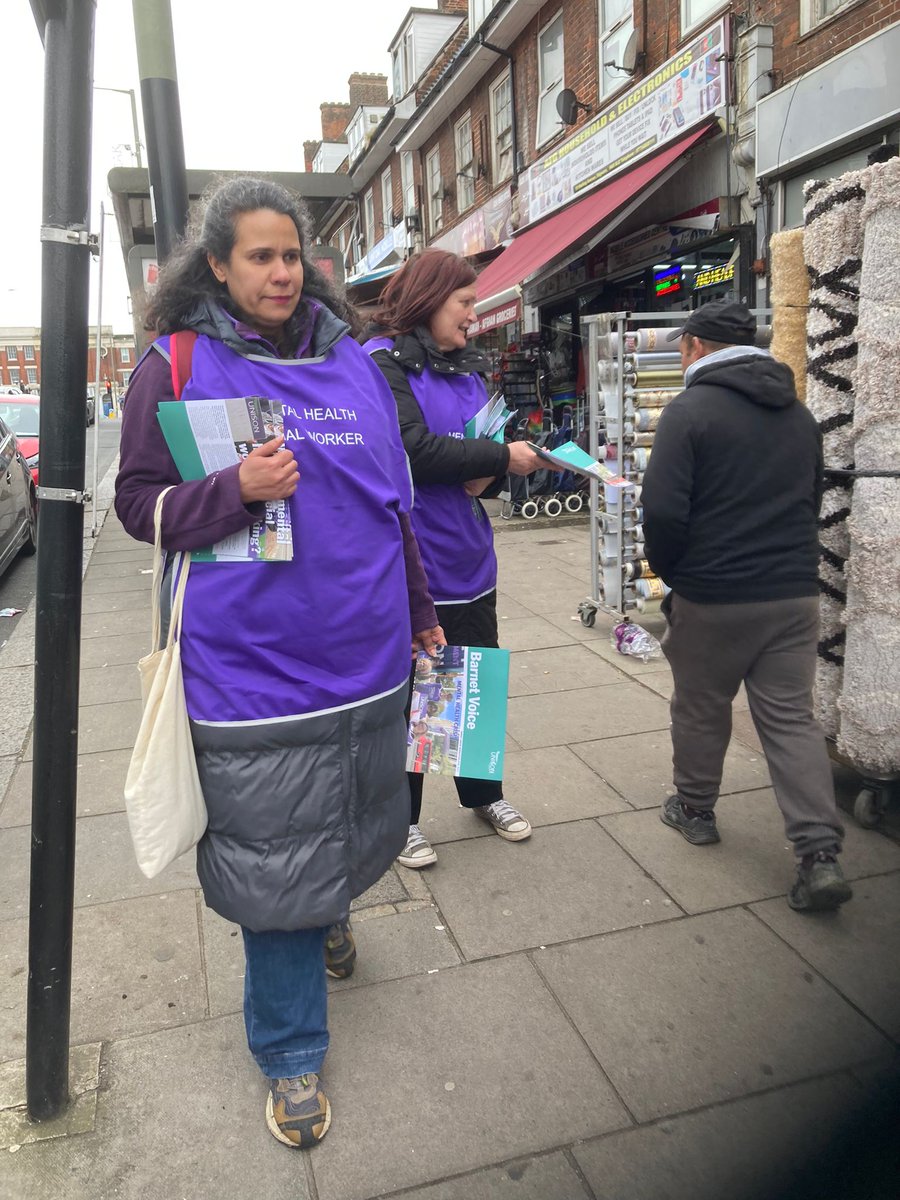 #BarnetUNISON Mental Health social workers taking their story onto the streets of @BarnetCouncil

@BMA_JuniorDocs @TheBMA @keepnhspublic @Heccles94
@mhnewworldwatch @SocialistNHS @SocialistHB @Jordanriv

#BurntOak #FairPay