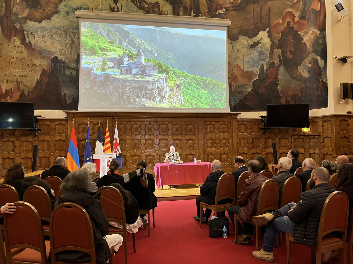 Au Centre Universitaire Méditerranéen, se tenait une conférence animée par Alain Navassartian sur la guerre de l’Artsakh en Arménie 🇦🇲 L’occasion d’apporter aux arméniens de #Nice06 notre soutien total. Nous devons nous tenir à leurs côtés pour bâtir la paix.
