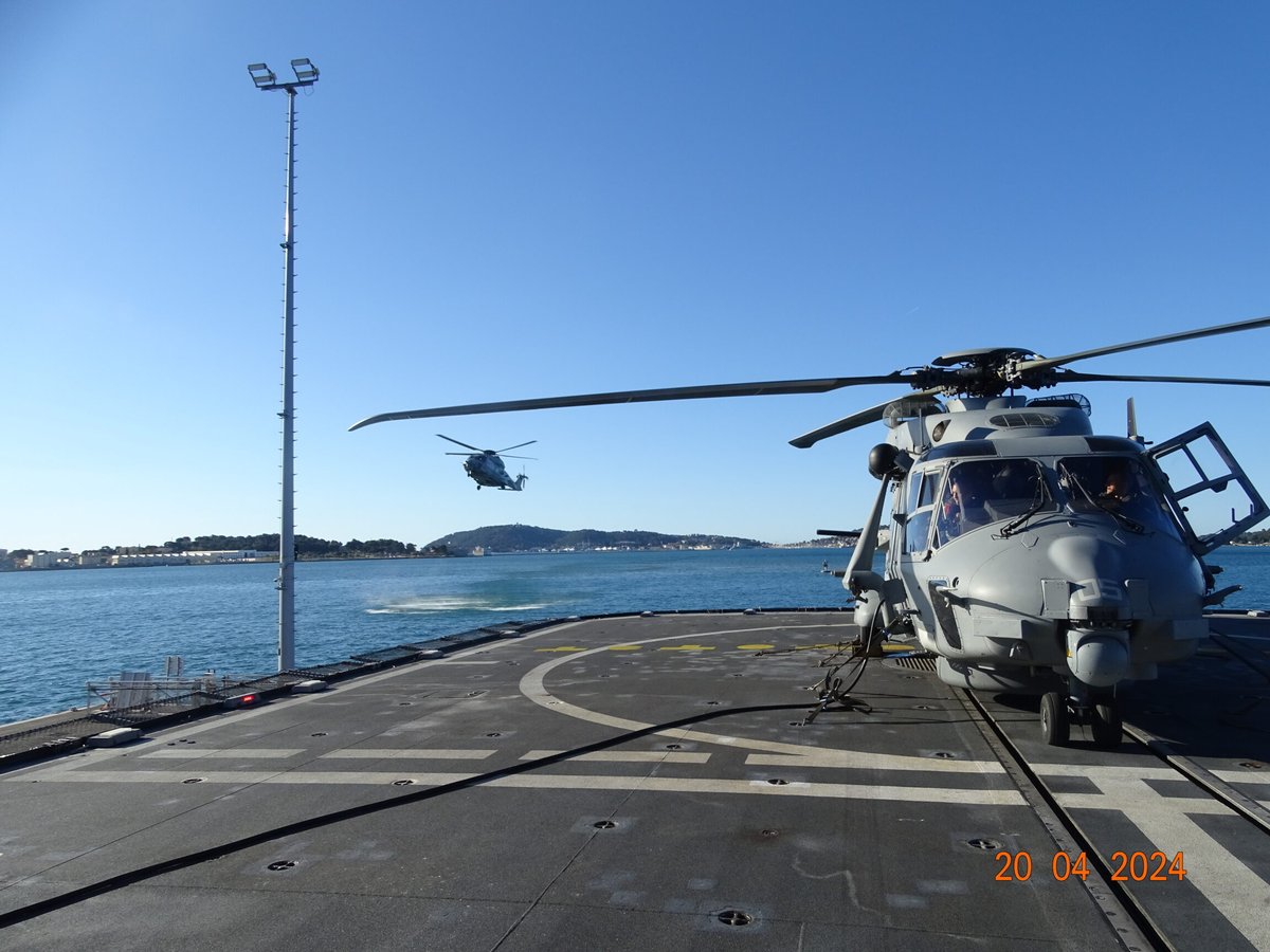 #Cooperation | Issus des mêmes programmes d’armement regroupant plusieurs pays européens, un 🚁 SH-90 de l’ @ItalianNavy et un 🚁 Caïman Marine français se sont respectivement posés sur des FREMM 🇫🇷 et 🇮🇹, confirmant l’interopérabilité entre les 2 marines partenaires.