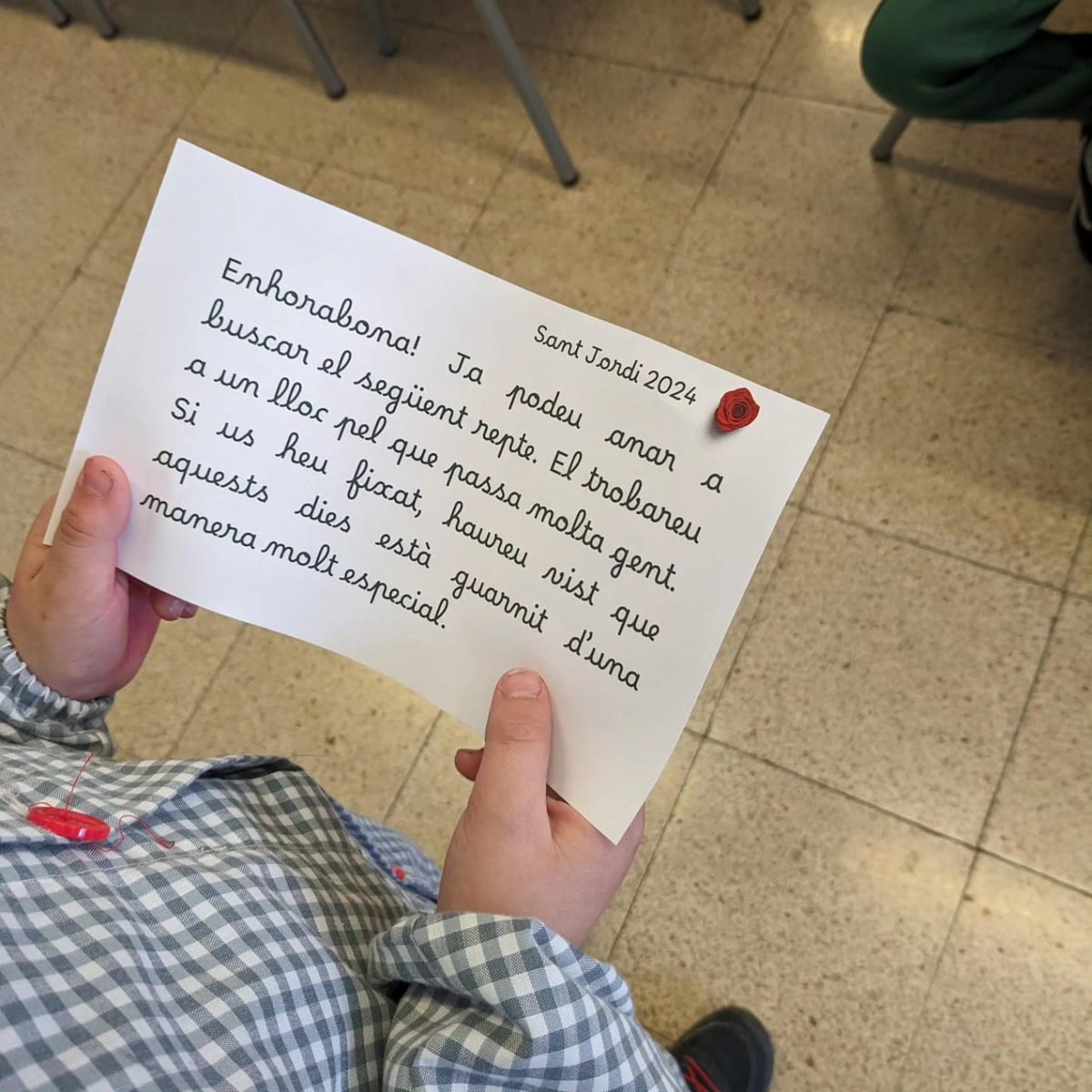 escolageneralp1's tweet photo. Aquest matí els nens i nenes de primer han fet un joc de reptes, per aconseguir arribar a la paradeta de llibres de Sant Jordi que tenim al hall de l'escola 📚🌹#ADNprim #transformacioeducativa #tradicio #Cultura #SantJordi #Reus https://t.co/ZMV5dGESNv