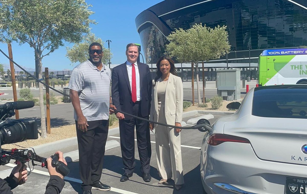 NVEnergy's tweet image. Celebrating an important milestone today at @AllegiantStadm–expansion of electric vehicle charging stations! We’ve collaborated with hotel-casinos who have committed to sustainable tourism with #EVChargers as part of our economic recovery transportation electrification plan. 1/2