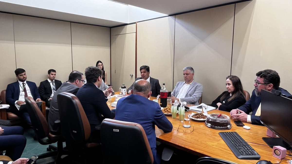 minorianacamara's tweet photo. Reunião Minoria 🤝 Oposição 

Terça-feira, 23, em sala de reunião da Liderança da Minoria deputados das duas frentes aliadas discutem posicionamentos alinhados.

Contando com a presença da vice-líder @adriventurasp e os deputados da oposição @nikolas_dm e @filipebarrost https://t.co/jv4AAEuJfe