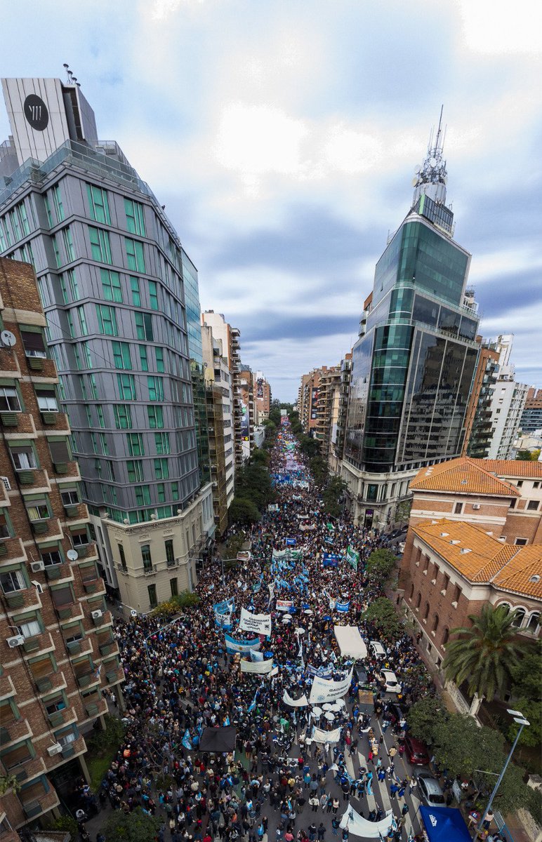 SatoshiAHiga's tweet photo. Tranqui la #MarchaFederalUniversitaria de hoy en Córdoba. https://t.co/hl3H86pMy0