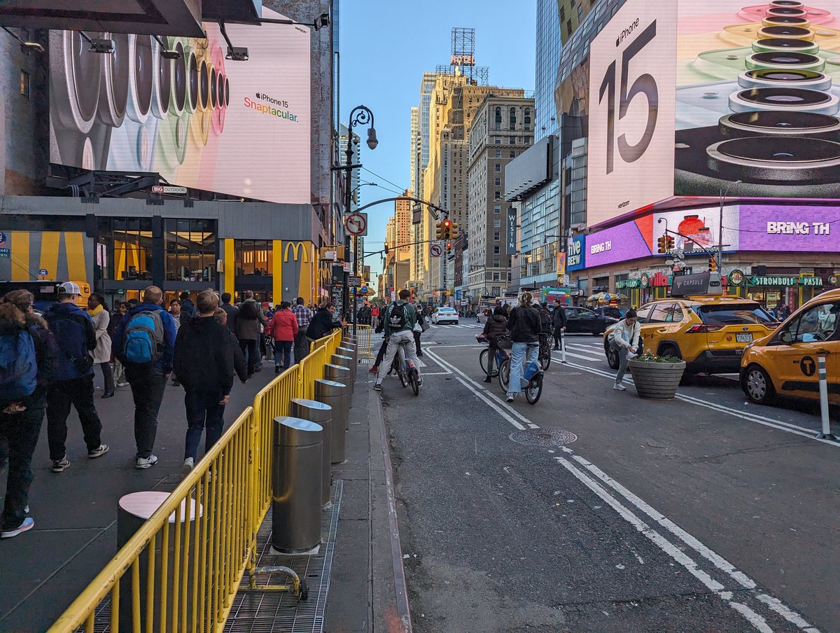 Loving the high viz fence defending the 8th Ave #bikelane from 41st to 42nd streets.   No fence legs sticking into bikelane, either.