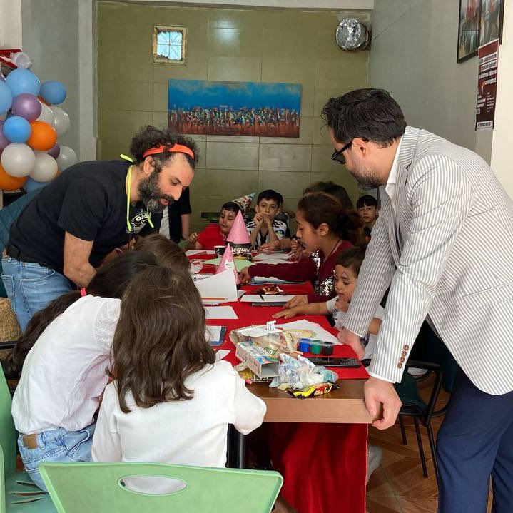 🔴Bugün Tarlabaşı Semt Evimizde 23 Nisan Çocuk Şenliğimizi gerçekleştirdik.

Eğitim, sağlıklı beslenme çocukların hakkıdır! Çocuklarımızın haklarını savunuyoruz! 

Sözümüz söz! Çocuklar kadar güzel bir düzen kuracağız.